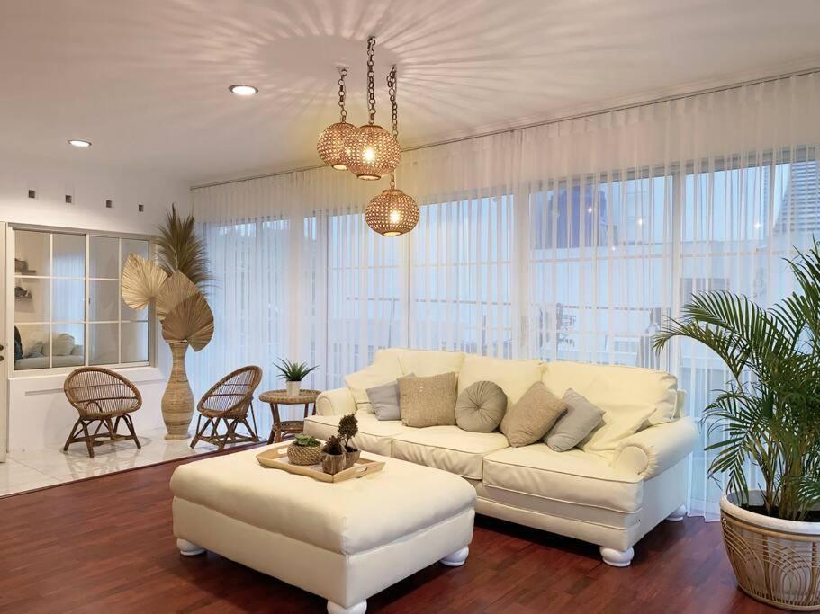Tropical Villa By Villapedia Citaringgul エクステリア 写真
